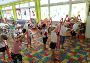 ćwiczymy z laskami gimnastycznymi