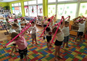 ćwiczymy z laskami gimnastycznymi