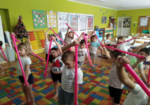 ćwiczymy z laskami gimnastycznymi