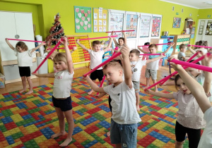 ćwiczymy z laskami gimnastycznymi