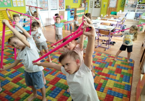 ćwiczymy z laskami gimnastycznymi