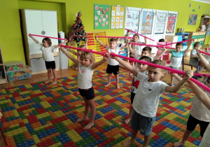 ćwiczymy z laskami gimnastycznymi