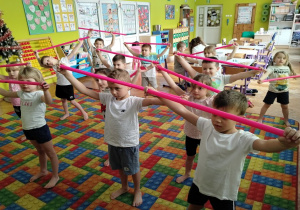 ćwiczymy z laskami gimnastycznymi