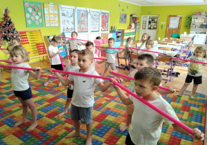 ćwiczymy z laskami gimnastycznymi