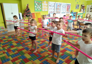 ćwiczymy z laskami gimnastycznymi