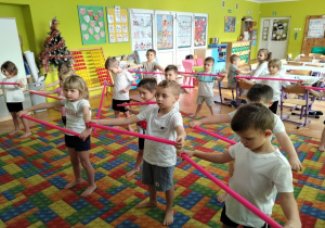 ćwiczymy z laskami gimnastycznymi