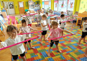 ćwiczymy z laskami gimnastycznymi