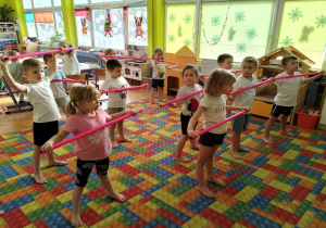 ćwiczymy z laskami gimnastycznymi