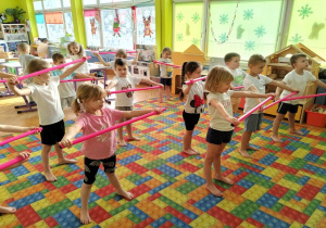 ćwiczymy z laskami gimnastycznymi