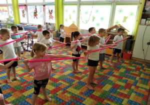 ćwiczymy z laskami gimnastycznymi