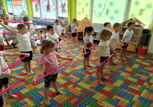 ćwiczymy z laskami gimnastycznymi