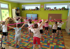 ćwiczymy z laskami gimnastycznymi