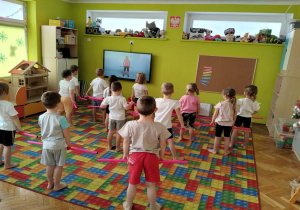 ćwiczymy z laskami gimnastycznymi