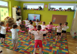 ćwiczymy z laskami gimnastycznymi