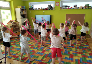 ćwiczymy z laskami gimnastycznymi