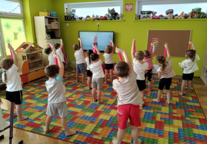 ćwiczymy z laskami gimnastycznymi