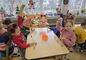 tworzyły łańcuch na choinkę