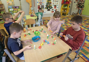 tworzyły łańcuch na choinkę