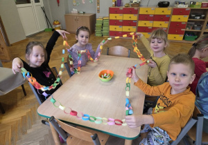 tworzyły łańcuch na choinkę