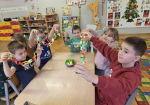 tworzyły łańcuch na choinkę