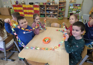 tworzyły łańcuch na choinkę