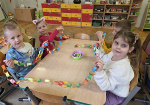 tworzyły łańcuch na choinkę