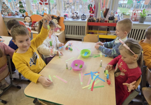 tworzyły łańcuch na choinkę