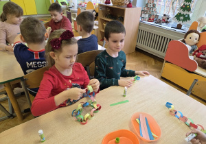 tworzyły łańcuch na choinkę