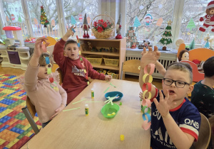 tworzyły łańcuch na choinkę