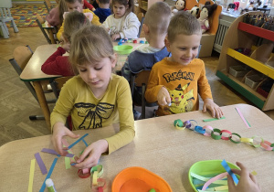 tworzyły łańcuch na choinkę