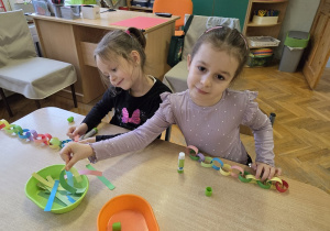 tworzyły łańcuch na choinkę