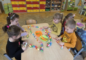 tworzyły łańcuch na choinkę