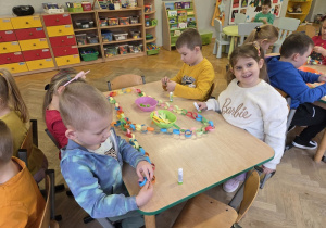 tworzyły łańcuch na choinkę