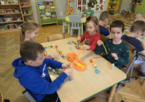 tworzyły łańcuch na choinkę