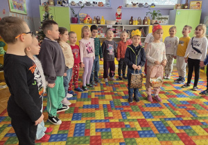 Dzieci śpiewają sto lat