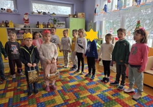 Dzieci śpiewają sto lat