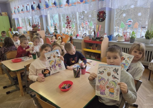 Kolorowanie ilustracji - Ptaki w karmniku