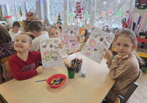 Kolorowanie ilustracji - Ptaki w karmniku