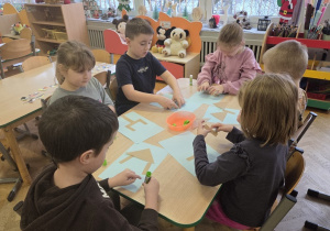 dzieci tworzą karmniki z papieru