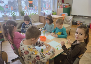 dzieci tworzą karmniki z papieru