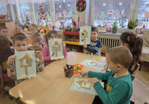 dzieci tworzą karmniki z papieru