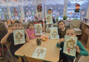 dzieci tworzą karmniki z papieru