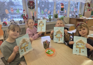dzieci tworzą karmniki z papieru