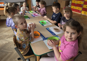 dzieci obtaczają kule w nasionach