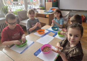 dzieci lepią kule dla ptaków