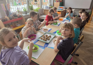 dzieci lepią kule dla ptaków