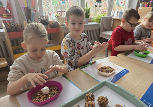 dzieci lepią kule dla ptaków