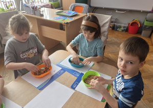 dzieci lepią kule dla ptaków