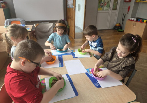 dzieci lepią kule dla ptaków