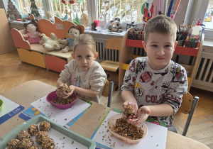 dzieci lepią kule dla ptaków